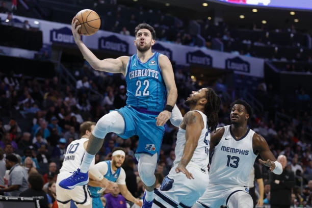 POKUŠEVSKI NEPOGREŠIV NA DEBIJU! Srpski tandem Hornetsa ZDROBIO Bruklin! VASA IMAO DABL-DABL!