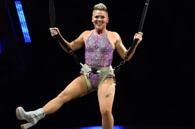 ŽENA SE PORODILA U PUBLICI! Pevačica hitno PREKINULA KONCERT, pa prišla LEKARIMA da vidi KOG POLA je beba!