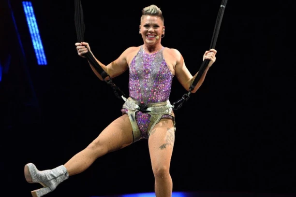 ŽENA SE PORODILA U PUBLICI! Pevačica hitno PREKINULA KONCERT, pa prišla LEKARIMA da vidi KOG POLA je beba!