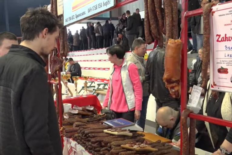 Kobasice na manifestaciji u Šidu 