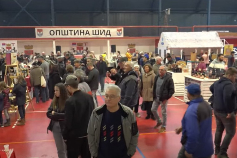 Posetioci na kobasicijadi u Šidu 