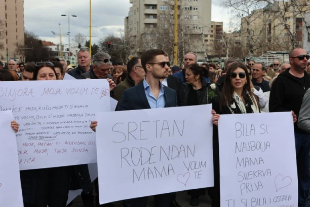 ''MAMA, SREĆAN ROĐENDAN!'' Na stotine ljudi izašlo na ulice Tuzle u čast krvnički ubijene Amre, potresne scene kidaju dušu! (FOTO)