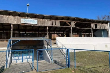 SITUACIJA JE KATASTROFALNA: Stadion je devastiran, svlačionice više ne postoje - nakon 95 godina postojanja, KLUB JE PRED GAŠENJEM! (FOTO GALERIJA)