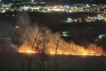 VATRA GUTA SVE PRED SOBOM: Ogroman požar kod Čačka, vatrogasci se bore sa plamenom (FOTO)