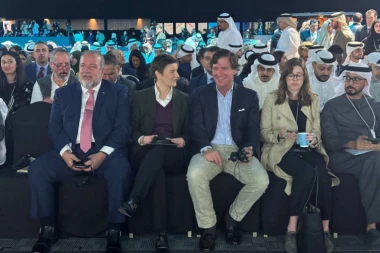 RAME UZ RAME! ANA BRNABIĆ I TAKER KARLSON NA ISTOM DOGAĐAJU - Premijerki društvo pravio trenutno NAJPOZNATIJI novinar na svetu! (FOTO)