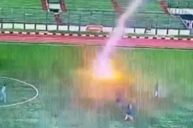 JEZIVO: Grom ubio fudbalera nasred terena! (UZNEMIRUJUĆI VIDEO)