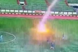 JEZIVO: Grom ubio fudbalera nasred terena! (UZNEMIRUJUĆI VIDEO)