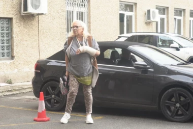 ZBOG POVREDE PONOVO ZAVRŠILA KOD LEKARA! Zorica Marković uhvaćena na klinici! (FOTO)