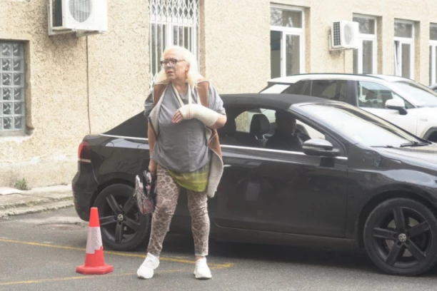 ZBOG POVREDE PONOVO ZAVRŠILA KOD LEKARA! Zorica Marković uhvaćena na klinici! (FOTO)