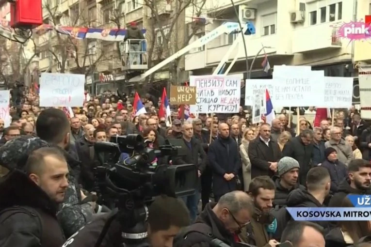 POČEO VELIKI PROTESTNI OPŠTENARODNI SKUP U KOSOVSKOJ MITROVICI: Narod ustaje protiv Kurtija! (VIDEO)