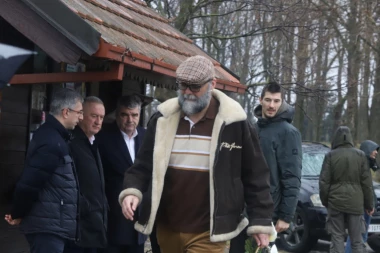 DRUGARI GA UZALUD TEŠE: Ratko Varda SLOMLJEN na Milojevoj sahrani! Roni suze i ne može da stoji na jednom mestu (VIDEO)