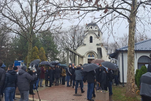 SRCEPARAJUĆA SLIKA SA SAHRANE: Legendarni trener došao sa štakom da se oprosti od Miloja (FOTO)