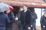 PO PRVI PUT U JAVNOSTI NAKON NAPADA: Bjelica stigao na sahranu Dejana Milojevića (VIDEO)