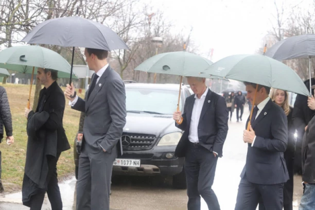 ŠOK NA MILOJEVOJ SAHRANI: Stiv Ker stigao na groblje (VIDEO)