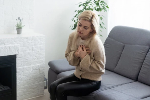 SUPTILNI ZNAK SRČANOG UDARA KOJI JE ČESTO NEOPRAVDANO ZANEMAREN: Mnogi ga mešaju sa lošim varenjem (FOTO)