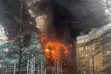 OGROMAN POŽAR U NAJVEĆEM AKVA PARKU! Crni oblak dima prekrio grad, jezivi prizor (VIDEO)