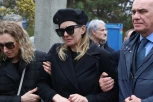 NAJTUŽNIJA SCENA SA SAHRANE: Najbliža Milojeva porodica SKRHANA plače i ide za kovčegom (VIDEO)