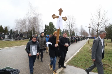 TRENUTAK KOJI JE SVIMA NATERAO SUZE NA OČI! Prvi SNIMAK iznošenja kovčega sa telom Dejana Milojevića! (VIDEO)