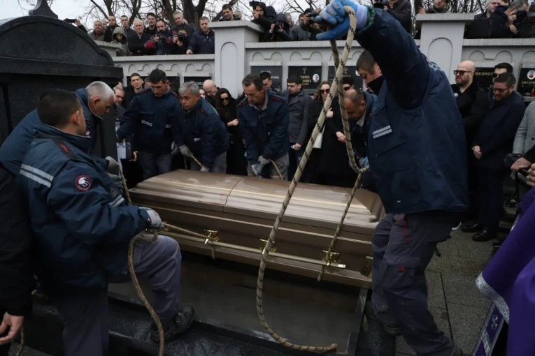 JECAJI ODZVANJAJU GROBLJEM: Kovčeg sa telom Dejana Milojevića spušten u grob (VIDEO)