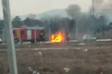 JEZIV SNIMAK KRUŽI DRUŠTVENIM MREŽAMA: Pogledajte kako vatra guta vozilo u Kragujevcu (VIDEO)
