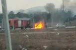 IZGOREO AUTOMOBIL NA AUTO-PUTU KOD RUME! Vatrogasci na licu mesta - NIJE MU BILO SPASA!