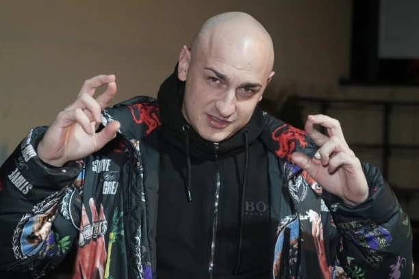 DESINGERICA IZVODI NOVI RITUAL NA NASTUPU: Svi su ŠOKIRANI kada su ga videli!