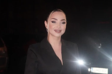 SVE OČI UPRTE U MAJU BEROVIĆ: Pola estrade stiglo na proslavu, pevačica izletela iz BESNOG DŽIPA, samo je ONA mogla da joj parira! (FOTO)