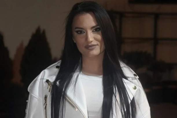 ŠOK PRIZNANJE NAŠE PEVAČICE! Barbara Bobak sve vreme ĆUTALA o OVIM PORUKAMA koje čuva u telefonu!