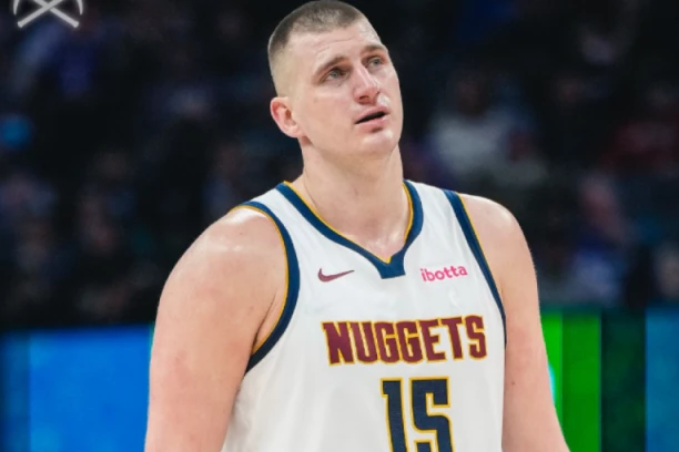 NIKOLA SE POJAVIO U MILVOKIJU, ALI SAM! Denver NEMOĆAN protiv Janisovih Baksa!