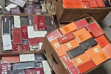 UHAPŠENA DVOJICA ŠVERCERA: Policija u kolima našla 350 parfema