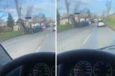 AUTO UDARIO U RADNU MAŠINU: Stvaraju se gužve u Petrovaradinu