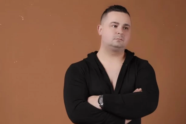 PRODAO SI SVOJU ZEMLJU ZBOG SRBIJE! Pevač doživljava TORTURU, prete mu ZABRANOM ulaska u BiH, a evo o čemu je zapravo reč!