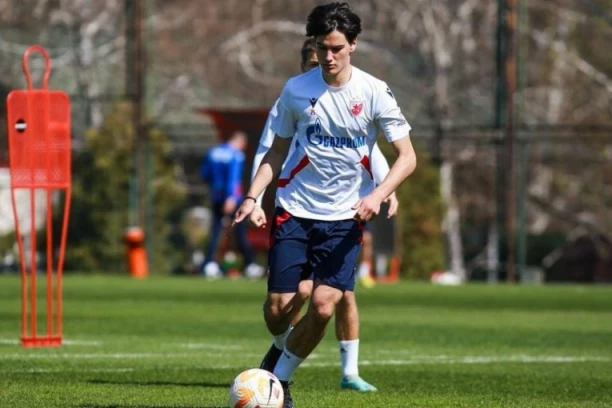 SENIORSKO ISKUSTVO ĆE STICATI U NOVOJ SREDINI: Krilni napadač Crvene zvezde menja klupske boje - transfer koji pokazuje visoke ambicije!