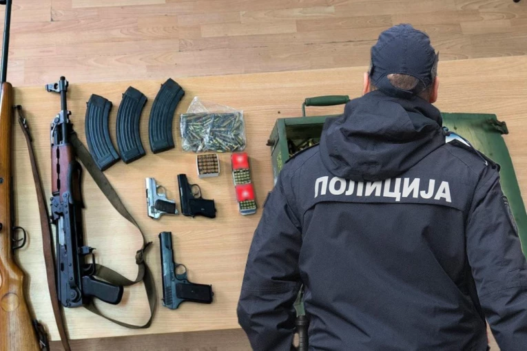 AUTOMATSKE PUŠKE, PIŠTOLJI, MUNICIJA! Pronađen čitav arsenal oružja u selu kod Pančeva!