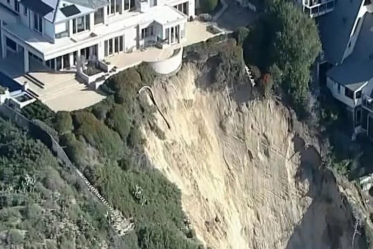 STRAVIČNI SNIMCI: Kuće milionske vrednosti vise nad ponorom na obali Pacifika u Kaliforniji! (VIDEO)