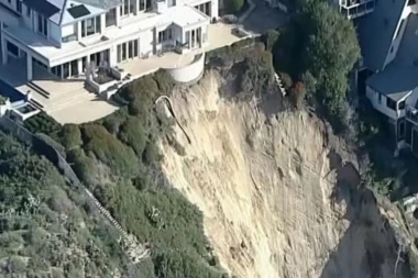 STRAVIČNI SNIMCI: Kuće milionske vrednosti vise nad ponorom na obali Pacifika u Kaliforniji! (VIDEO)