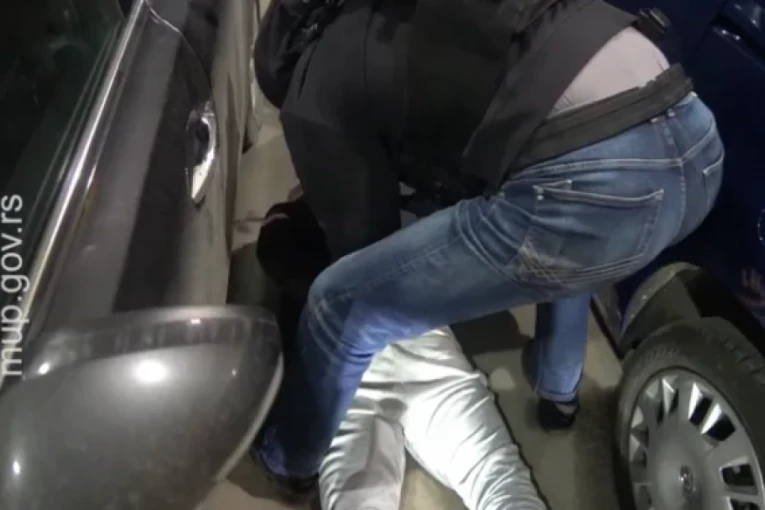 TUKLI GA DO BESVESTI, TERALI DA SOPSTVENU KRV LIŽE SA PODA i PRETILI: "J.... TI I DETE, I ŽENU, I MAJKU"! Lazarevčaninu su se zbog 500 evra duga život pretvorio u pakao! UHAPŠENA ŠESTORICA!