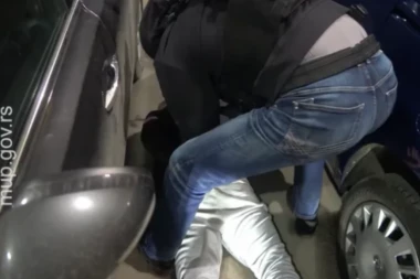 TUKLI GA DO BESVESTI, TERALI DA SOPSTVENU KRV LIŽE SA PODA i PRETILI: "J.... TI I DETE, I ŽENU, I MAJKU"! Lazarevčaninu su se zbog 500 evra duga život pretvorio u pakao! UHAPŠENA ŠESTORICA!