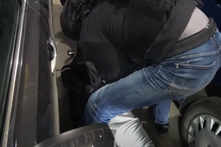 HOROR! Izboden tinejdžer (16) na Vidikovcu - Odbio grupi razbojnika da preda novac!