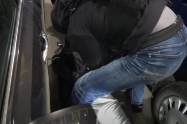 UŽAS! Izboden tinejdžer (16) na Vidikovcu - Odbio grupi razbojnika da preda novac!