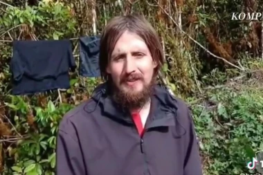 SVI MISLILI DA JE MRTAV! Oteti pilot posle meseci neizvesnosti poslao video poruku porodici:"LJUBAVI TO SAM JA"! POSLEDNJI POKUŠAJ NJEGOVOG OSLOBAĐANJA ZAVRŠIO SE KRVOPROLIĆEM! (VIDEO)