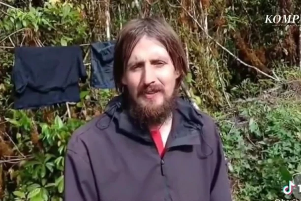 SVI MISLILI DA JE MRTAV! Oteti pilot posle meseci neizvesnosti poslao video poruku porodici:"LJUBAVI TO SAM JA"! POSLEDNJI POKUŠAJ NJEGOVOG OSLOBAĐANJA ZAVRŠIO SE KRVOPROLIĆEM! (VIDEO)