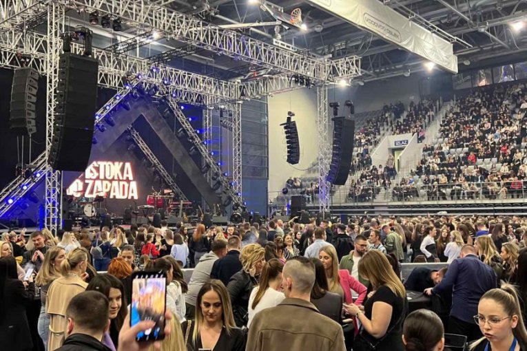 Atmosfera pred Prijin koncert, V deo