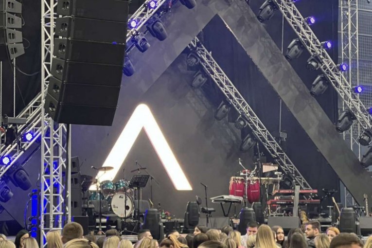 Atmosfera pred Prijin koncert, IV deo