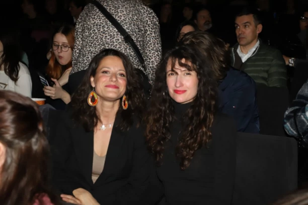 PRVI PUT U JAVNOSTI NAKON POMENA: Udovica Nebojše Glogovca zablistala na premijeri filma "Sunce mamino"