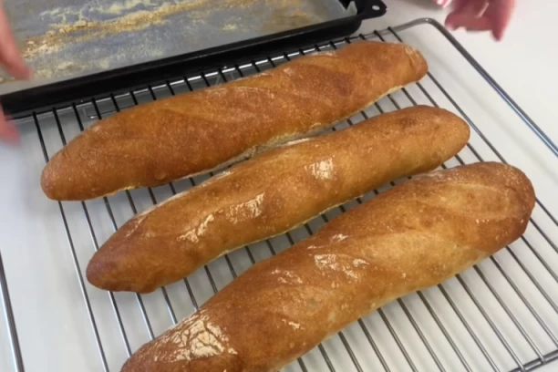 RECEPT ZA DOMAĆI BAGET HLEB: Nikada UKUSNIJI niste probali, a tako se prosto pravi!