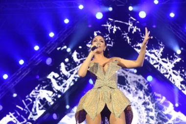 PRIJIN EMOTIVNI GOVOR U OSIJEKU ODUŠEVIO HRVATE! Pojavila se kao POKLON SA MAŠNOM, pa bacila sve u TRANS! (VIDEO)