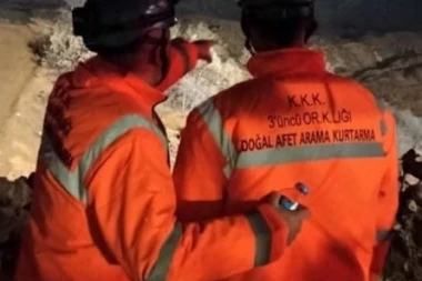 POJAVIO SE JEZIV SNIMAK URUŠAVANJA RUDNIKA! Brdo nestalo za nekoliko sekundI, nestalo devet ljudi (VIDEO)