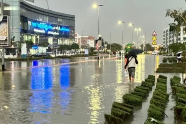 APOKALIPTIČNE SCENE U DUBAIJU! Ceo grad pod vodom, danima pljušti i udaraju gromovi! NEZAPAMĆENO! (FOTO)