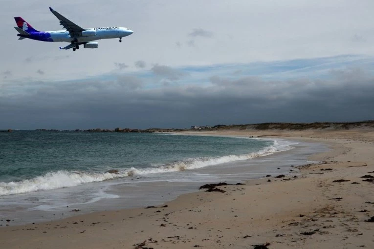 MISTERIJA NA PLAŽI: Ukrao avion, pa tajno sleteo na obalu! Policajci su u letelici imali ŠTA DA VIDE